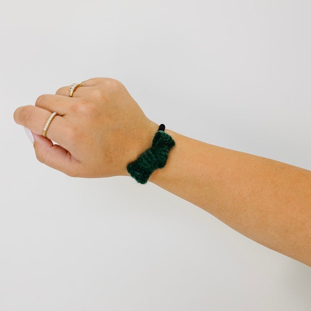 Add a twist to your hair game with this Wool Knot Bow Hair Tie! The bubble elastic hair tie provides a secure hold, while the chunky wool knot adds a playful touch. In a beautiful dark green color, this hair tie is both functional and fashionable.