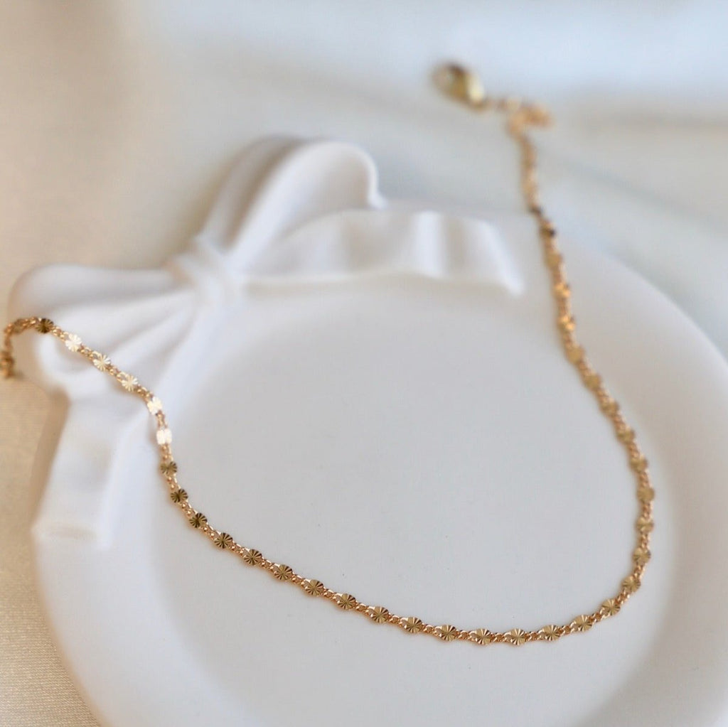 Add a touch of the beach life to any outfit with our Malibu Anklet. This playful accessory features a delicate anklet adorned with a small Malibu charm, perfect for those who don't take themselves too seriously. Embrace the carefree vibes and enjoy the quirky, fun style of our Malibu Anklet.