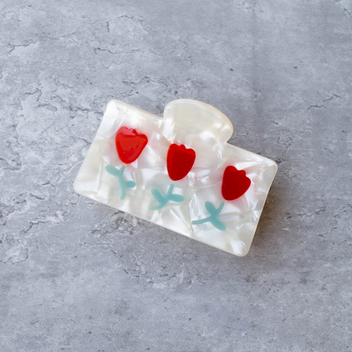 This eco-friendly cellulose hair clip features a beautiful tulip flower design that is both vintage and romantic.