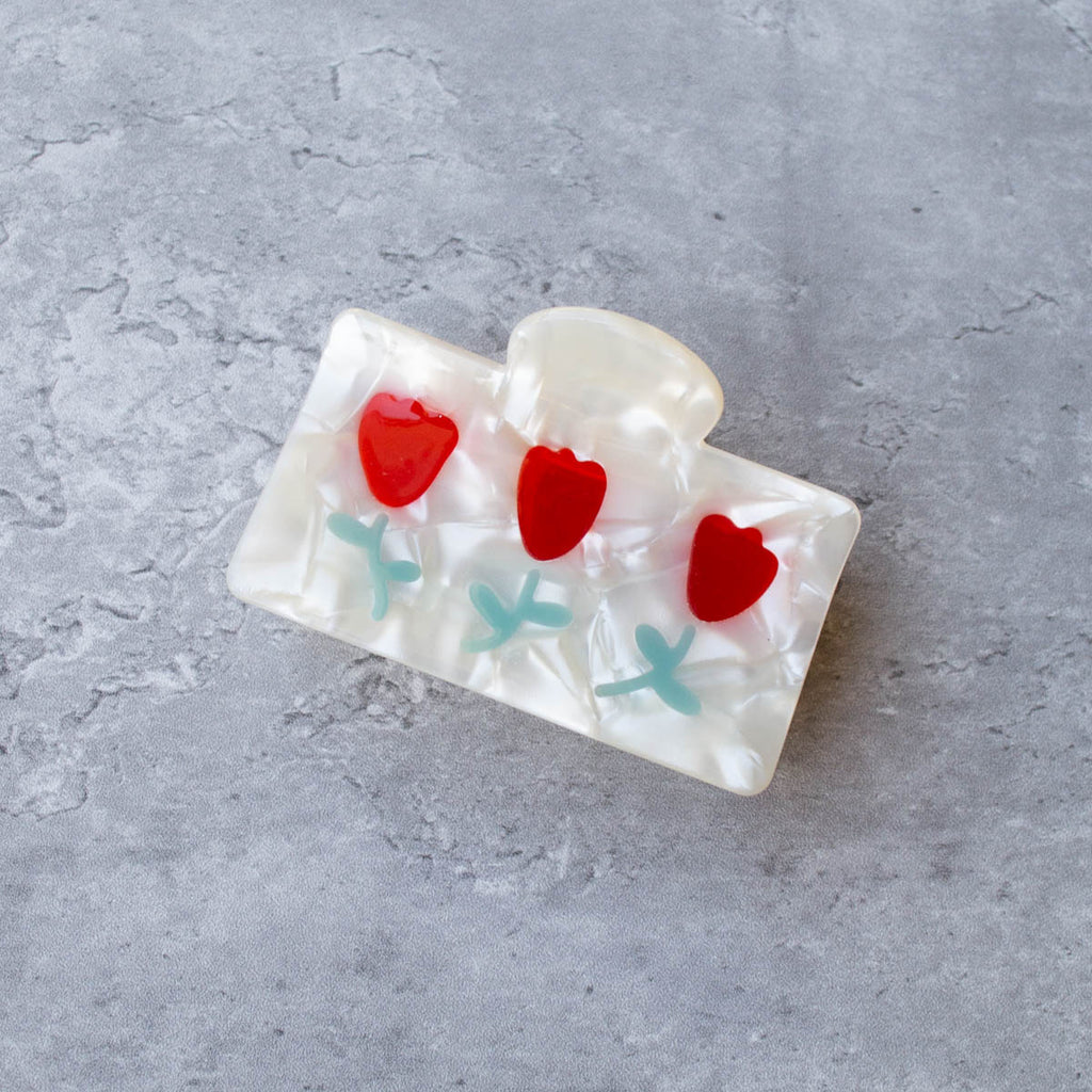 This eco-friendly cellulose hair clip features a beautiful tulip flower design that is both vintage and romantic.