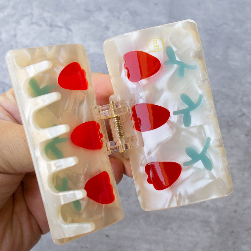 This eco-friendly cellulose hair clip features a beautiful tulip flower design that is both vintage and romantic.