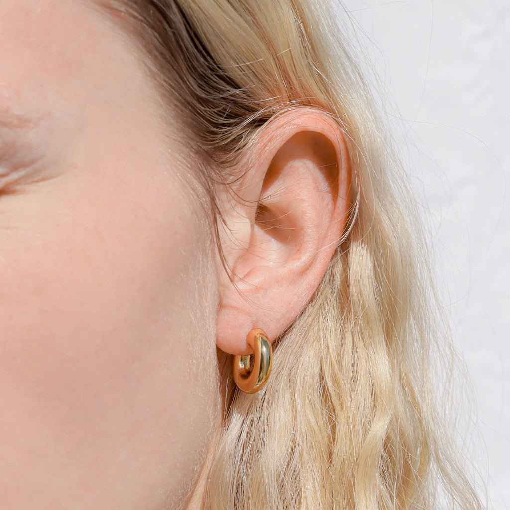 These huggies sit snugly on the earlobe, making them ideal for all-day wear or adding a touch of glamour to your evening look. Their versatile design complements both casual and dressy outfits, effortlessly elevating your style with a polished, contemporary edge.