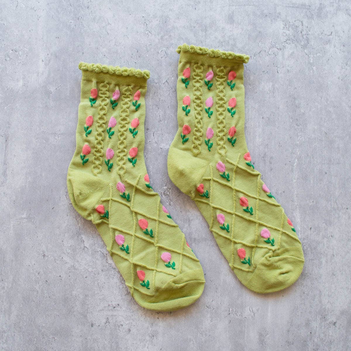 Step into spring with our Tulip Flower Sock in Coral! These dainty floral crew socks feature a vibrant color and playful tulip pattern. Add a touch of whimsy to your wardrobe and keep your feet cozy in style.