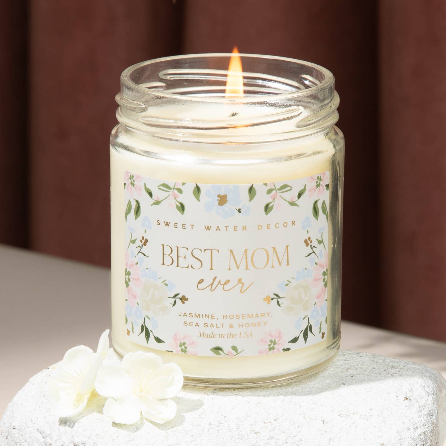 Celebrate the best mom ever with our 9 oz soy candle. The soft floral container adds a touch of elegance to any room. Perfect for Mother's Day or anytime you want to show some love. Enjoy the soothing flicker and comforting aroma of our candle.

Scent Notes:

Top: Lemon, Rosemary, Leafy Green
Middle: Jasmine, Lily, Geranium, Violet
Base: Sea Salt, Amber, Musk