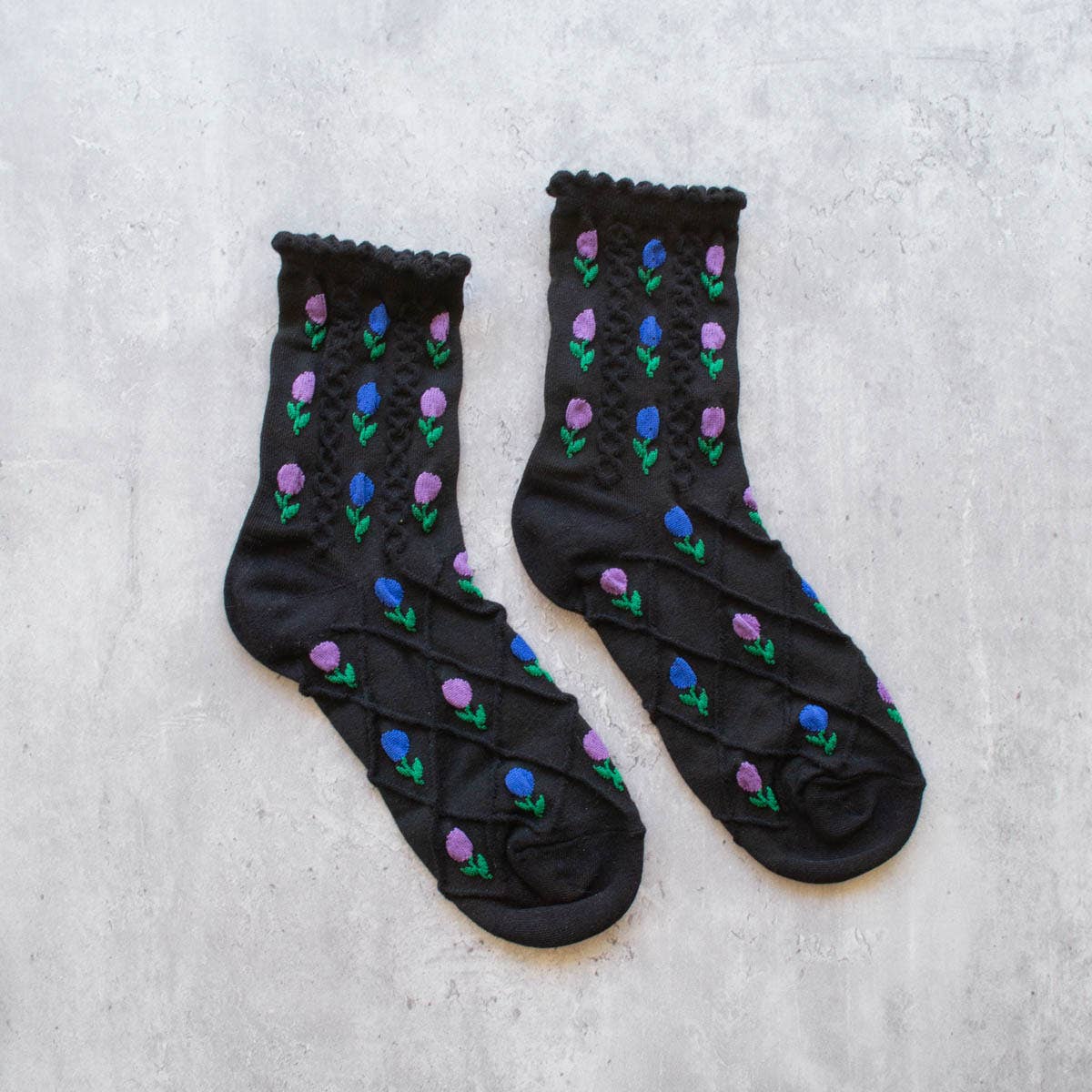 Step into spring with our Tulip Flower Sock in Black! These dainty floral crew socks feature a classic black color and playful tulip pattern. Add a touch of whimsy to your wardrobe and keep your feet cozy in style.