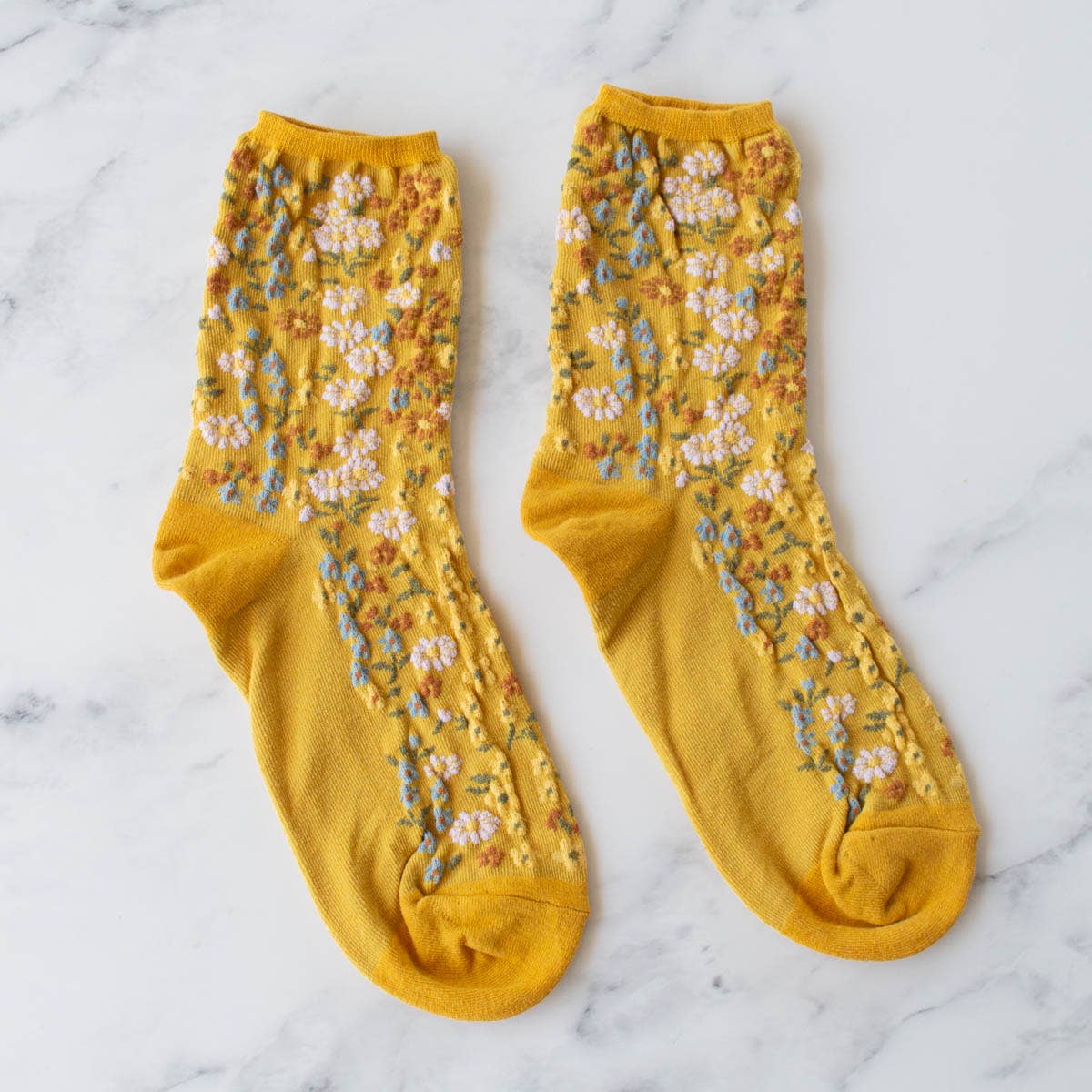 Our romantic floral casual socks feature a vintage mood in a comfortable cotton blend. Perfect for everyday wear, these socks will add style and elegance to your wardrobe.