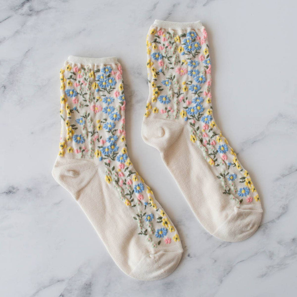 Our romantic floral casual socks feature a vintage mood in a comfortable cotton blend. Perfect for everyday wear, these socks will add style and elegance to your wardrobe.