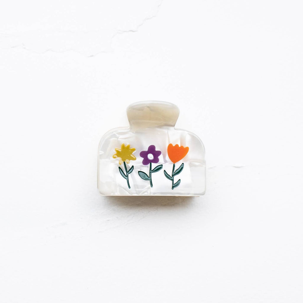 Introducing the Eco Flowers in Bloom Hair Claw Clip, designed to hold well without damaging your hair. Made with eco-friendly materials, this stylish accessory provides a strong grip while also reducing your carbon footprint. Perfect for any occasion, add a touch of sustainability to your hair routine.