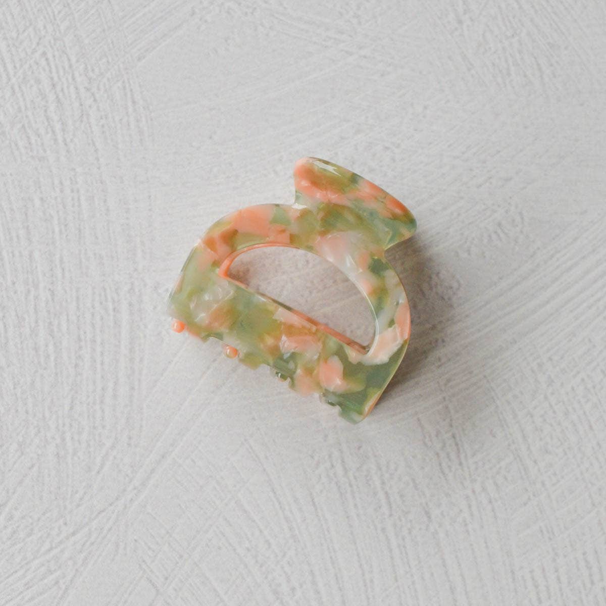 Securely hold your hair in style with our Pouch Hair Claw in Blush Sage. The eyelet opening design adds a touch of elegance, while the unique watercolor look complements any outfit. Never struggle with loose strands again, thanks to our convenient hair claw clip.
