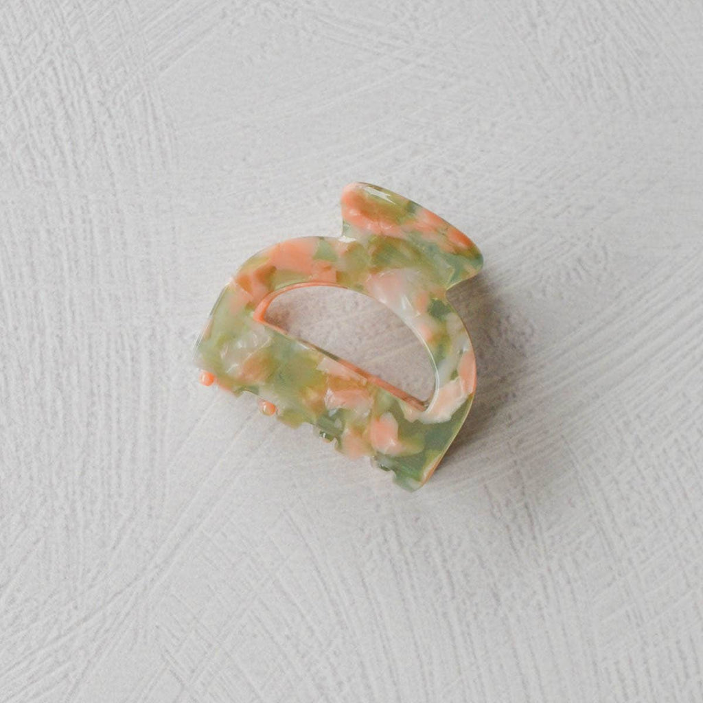Securely hold your hair in style with our Pouch Hair Claw in Blush Sage. The eyelet opening design adds a touch of elegance, while the unique watercolor look complements any outfit. Never struggle with loose strands again, thanks to our convenient hair claw clip.