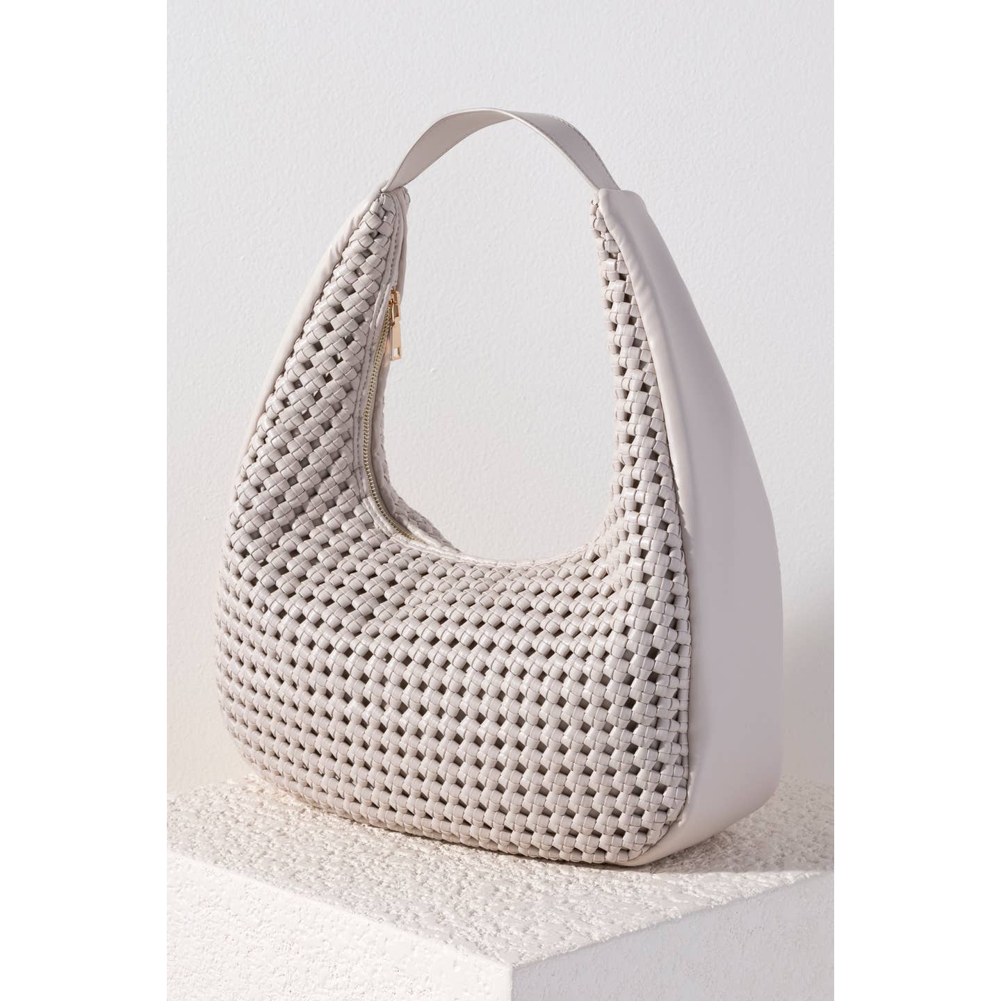 Carry all of your summer essentials in style with Shiraleah's Monroe Hobo. Made of elegant handwoven vegan leather, this purse is your new favorite summer handbag. Its single shoulder strap allows you to wear it easily over your arm.