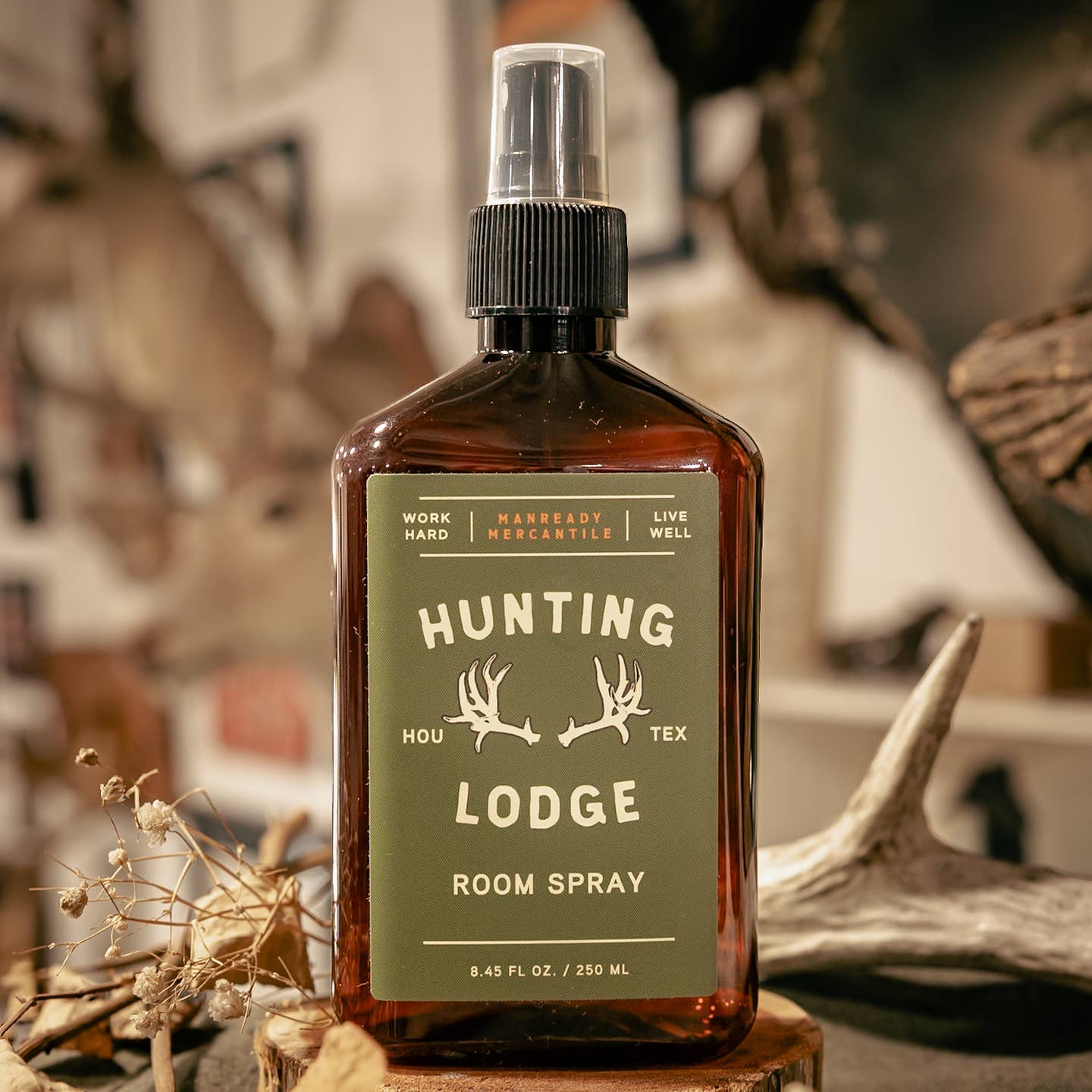 HUNTING LODGE

Cheers to the warmth of a good fire, good company, and stories shared after the hunt.

Notes of Tobacco, Whiskey, & Embers