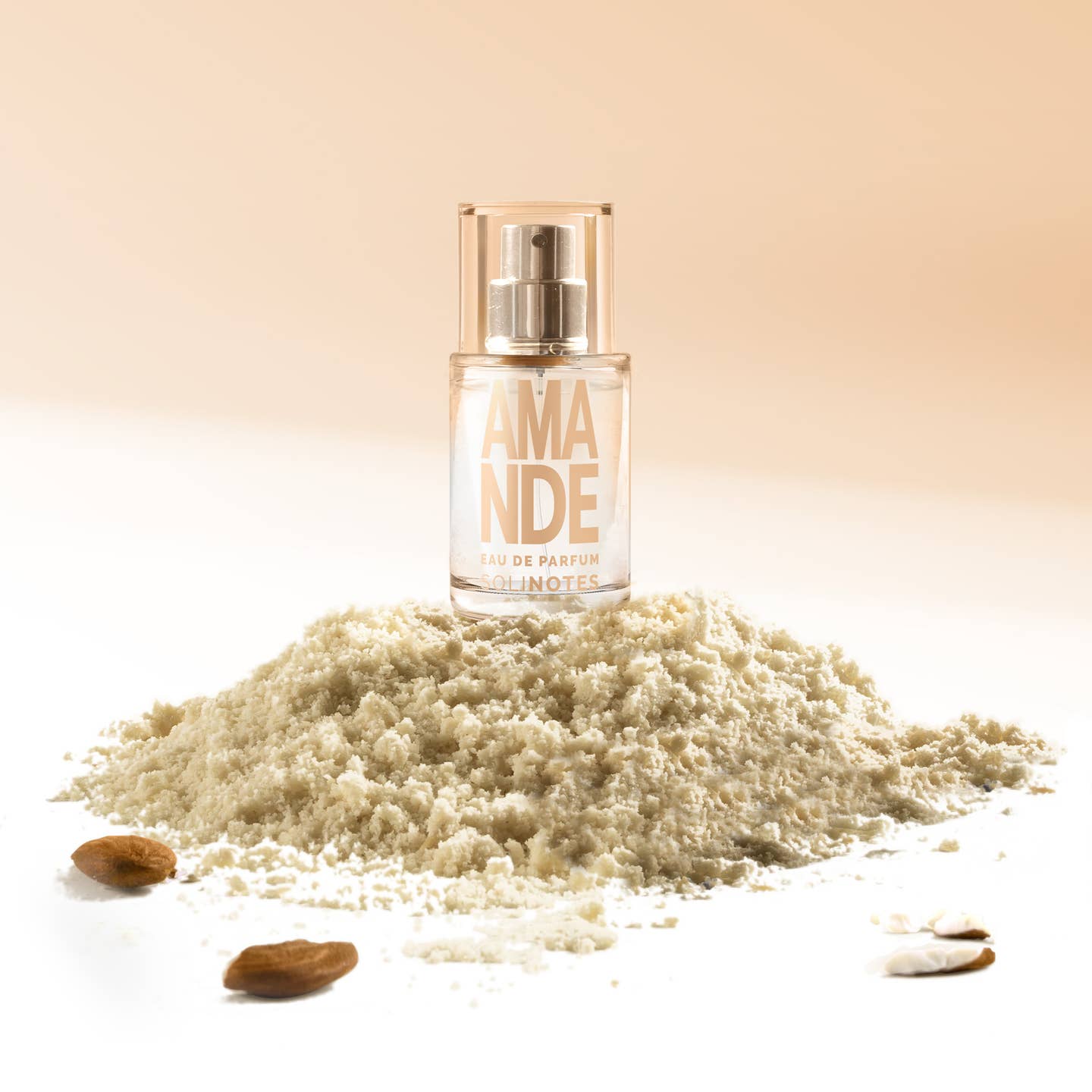 GRAB SOOTHING vibes and GO! Imagine walking into a cozy bakery, where the warmth of sweet almond fills the air, wrapping around you like a comforting blanket. Solinotes Almond captures that feeling!

This fragrance opens with the comforting sweetness of almond and passion fruit, leading you to a heart of jasmine and tonka bean. As it settles, warm vanilla and sandalwood create a soft, warm finish.