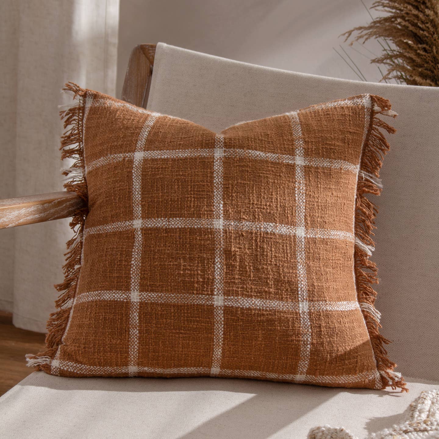 The Beni cushion is made for those who love to combine modern classics with relaxed living. Featuring an adorned contrast check weave. This design is set on a soft slub cotton base and is finished with a double-sided fringed trim. Available in natural and earthy tones, this cushion will layer perfectly within any interior.