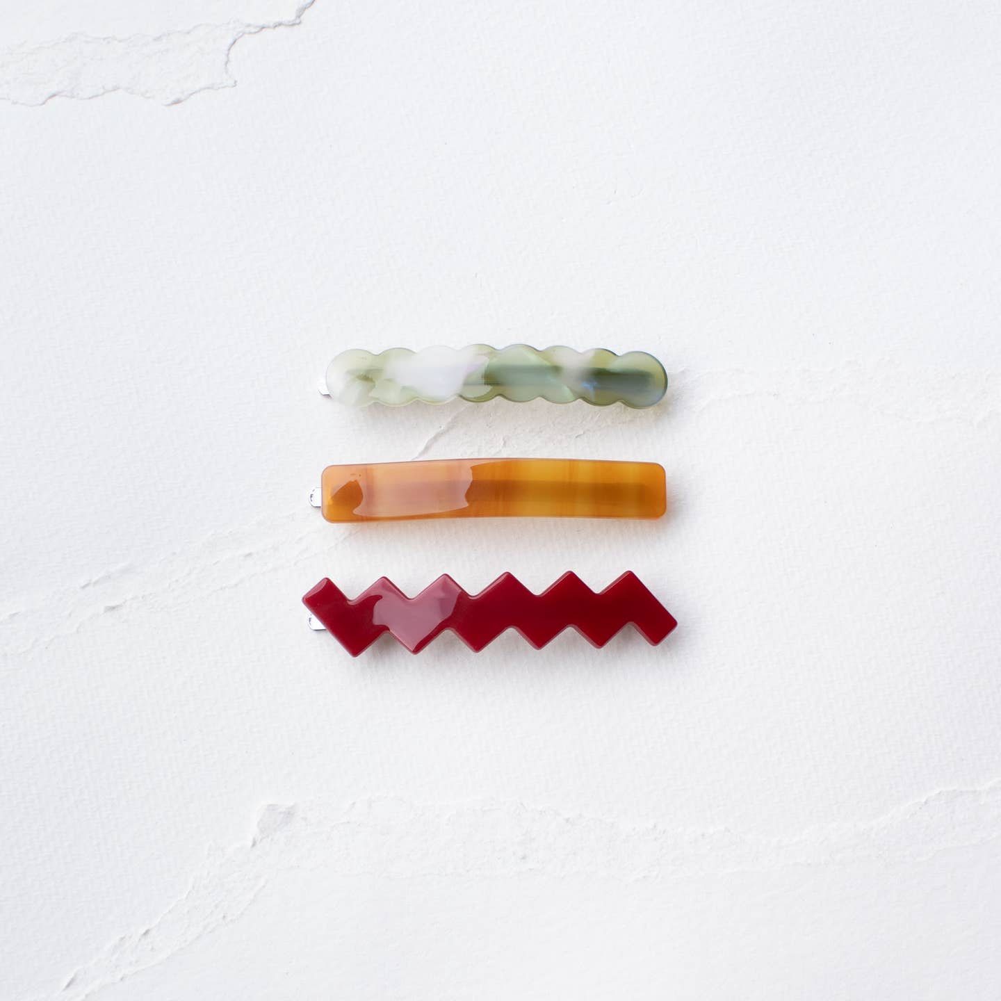 This hair pin set features an eco-friendly material in 3 different shapes: zigzag, round, and rectangle. It's stylish, yet secure, making it the perfect addition to any hairstyle.