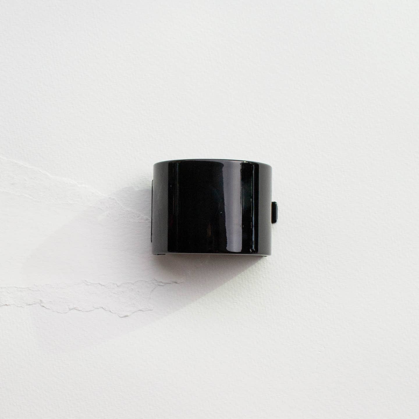 Introducing our Glossy Pony Tail Side Hair Clip, for a modern and classic look. With its timeless design, this hair clip is the perfect accessory for any occasion. Keep your hair in place and looking sleek with just one clip. Expertly designed for a professional and polished appearance.

Material: 100% Acrylic