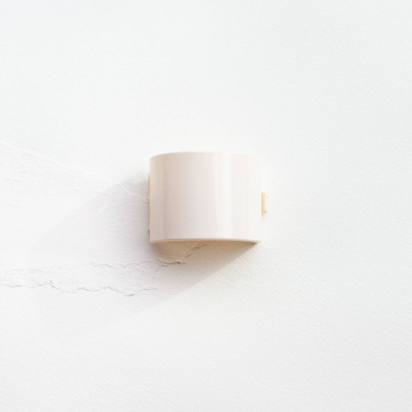 Introducing our Glossy Pony Tail Side Hair Clip, for a modern and classic look. With its timeless design, this hair clip is the perfect accessory for any occasion. Keep your hair in place and looking sleek with just one clip. Expertly designed for a professional and polished appearance.

Material: 100% Acrylic
