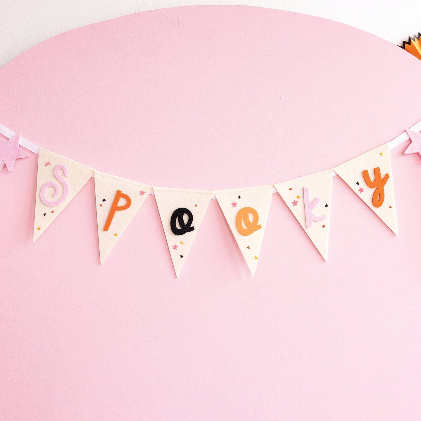 Make Halloween a spooktacular time with this felt pennant banner. Bright and colorful, this stitched banner is makes a spooky statement in any space. And is the perfect way to celebrate a ghoul's night in with your gang!