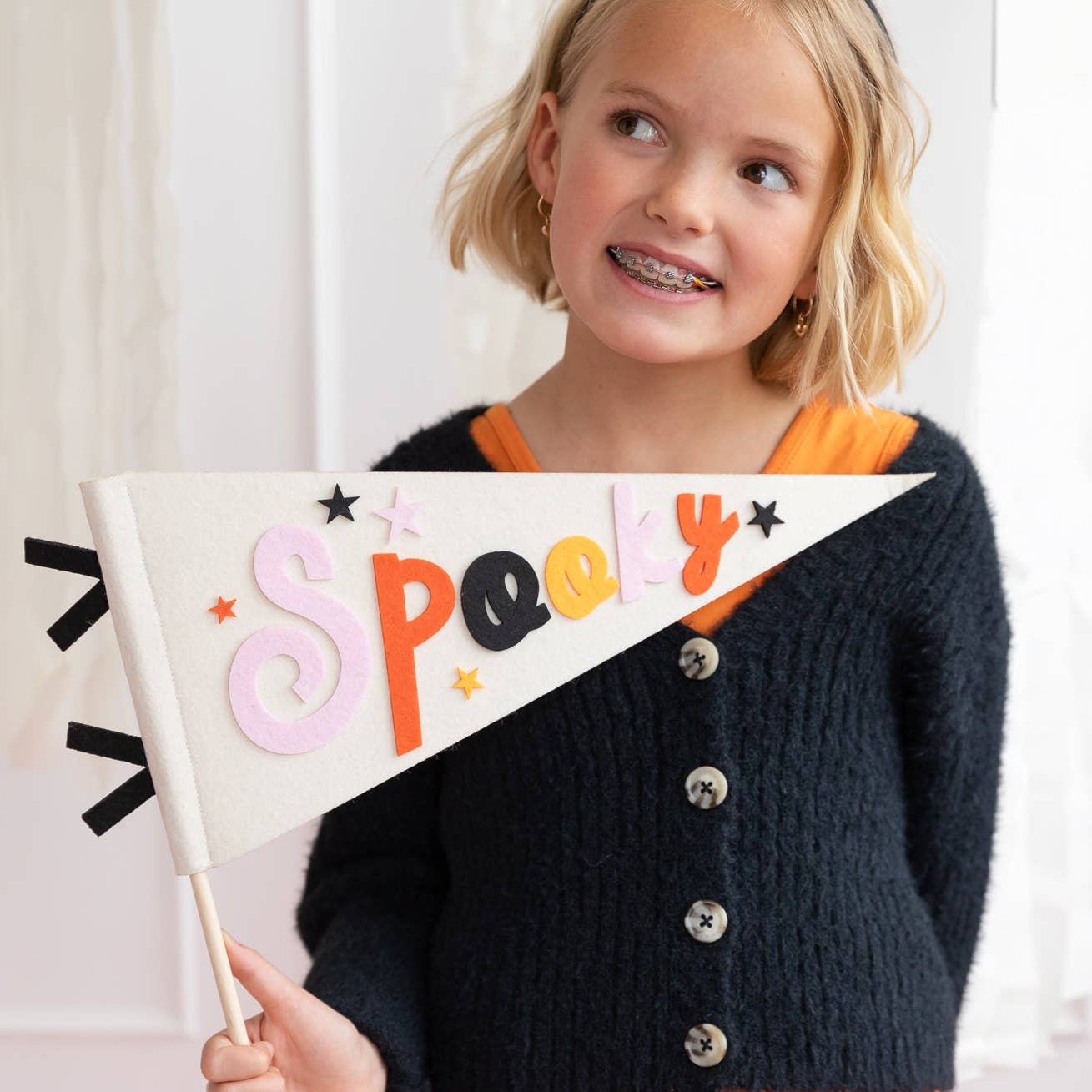Make a spooktacular statement this Halloween with this felt pennant. Featuring the sentiment "Spooky," this felt pennant is the perfect addition to a bright non traditional Halloween centerpiece, or a truly terrifying addition to your everyday October decor.