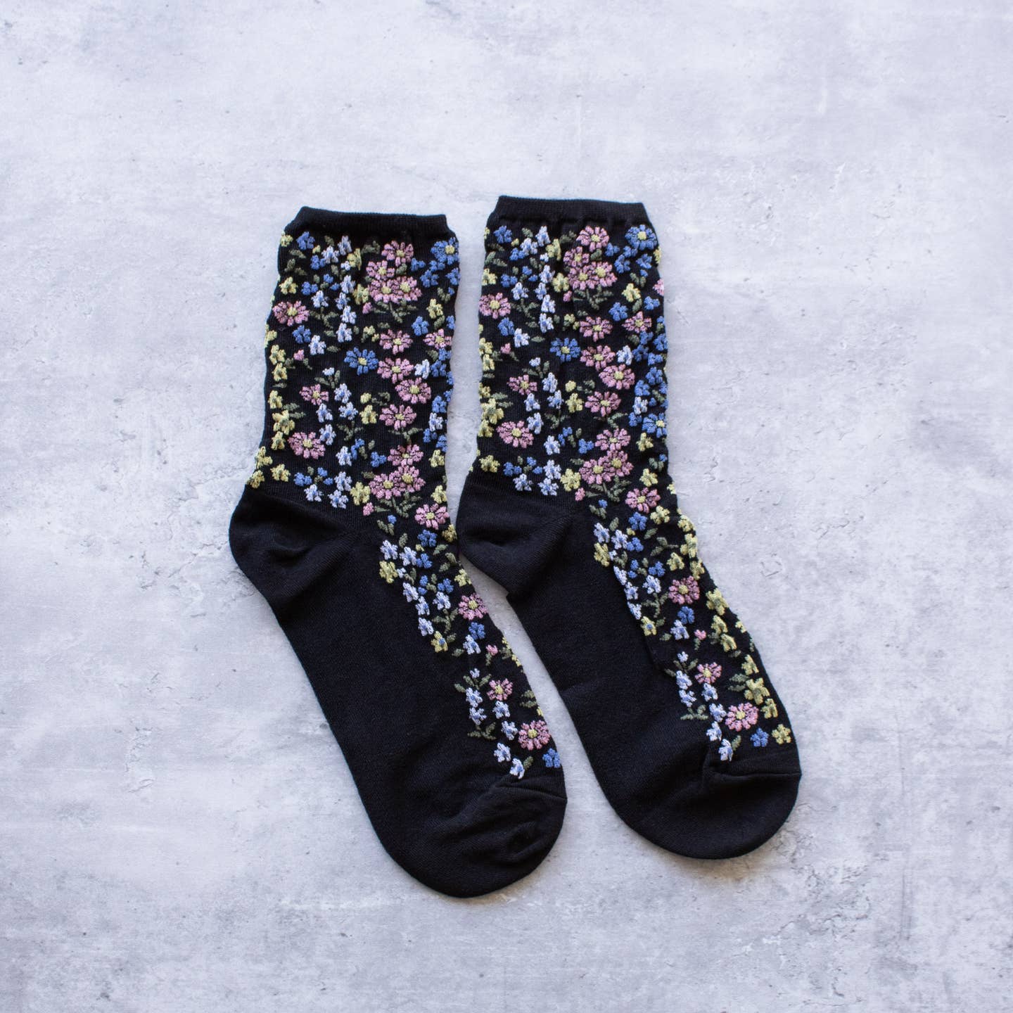 Our romantic floral casual socks feature a vintage mood in a comfortable cotton blend. Perfect for everyday wear, these socks will add style and elegance to your wardrobe.

Adult Size
80% Cotton ,10% Spandex, 10% Polyester