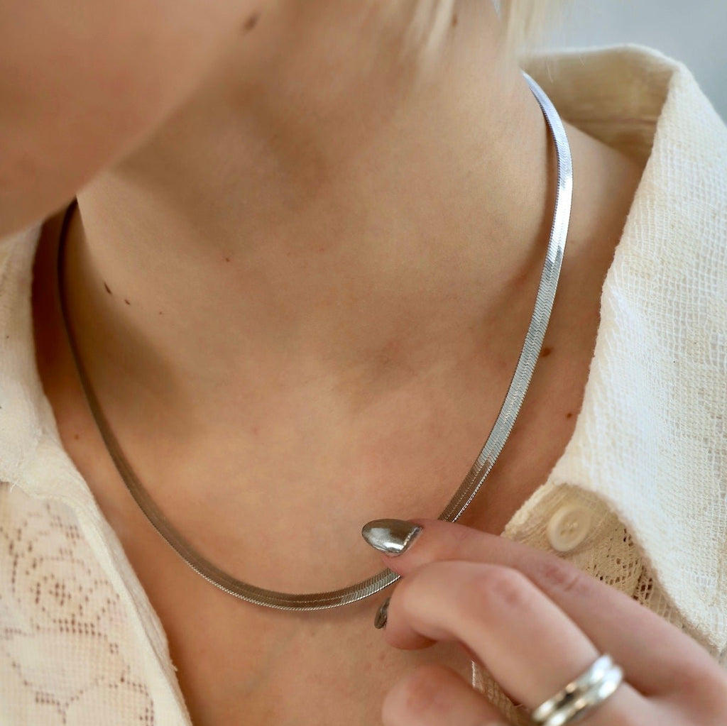 If you are looking to add a bold piece to your jewelry collection that can still be worn everyday, this is your necklace! Featuring a thick herringbone chain with a 2" extender, this necklace is one of our staples!