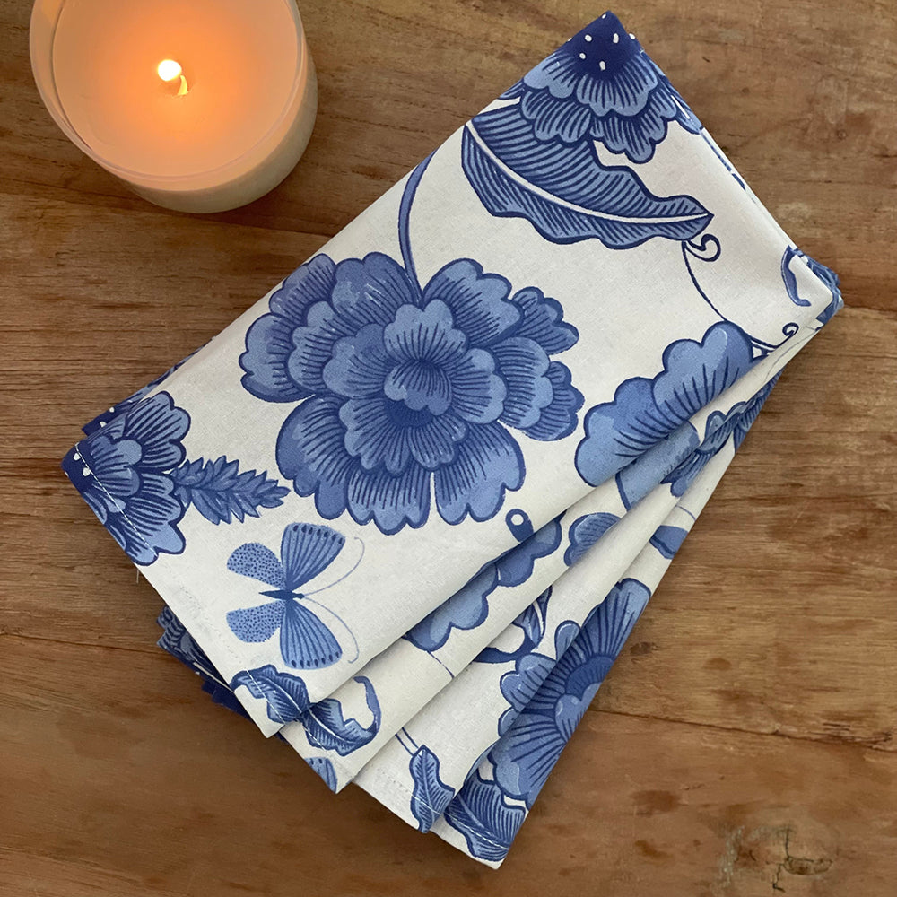 Add a touch of whimsy to your dining experience with the Megan Napkin set. This set of 4 napkins features a fun and playful design, sure to bring a smile to your face. Made from high-quality materials, these napkins are not only stylish but also durable. Perfect for everyday use or special occasions.