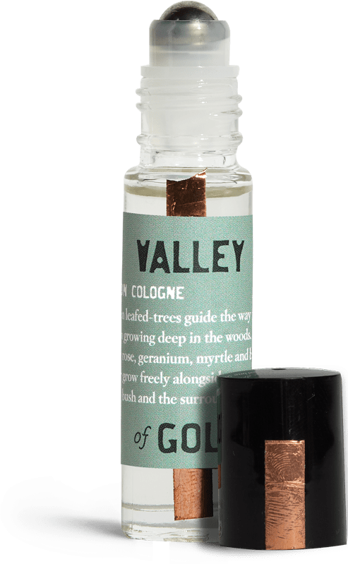 Valley of Gold is the smell of wild gardens in blossom amidst woods; a place where rose, lavender, geranium, myrtle and broom flower grow freely alongside rosemary, honey bush and surrounding trees. This arrangement creates a balanced, floral, earthy smell, which combines 11 ingredients.
