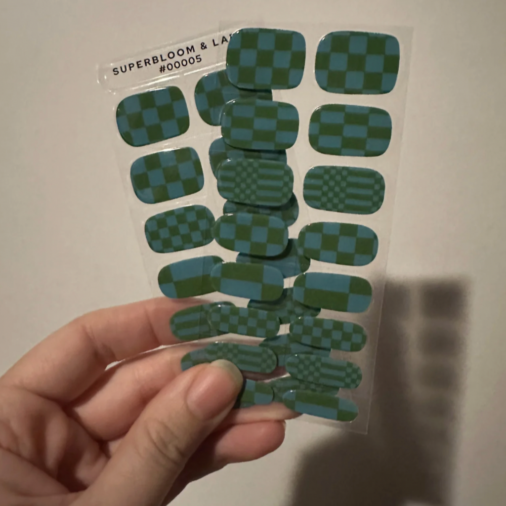 Teal & Green Checkerboard 30 nail wraps Lasts up to 3 weeks  Opaque color Made of 100% UV gel polish Vegan, cruelty-free, non-toxic