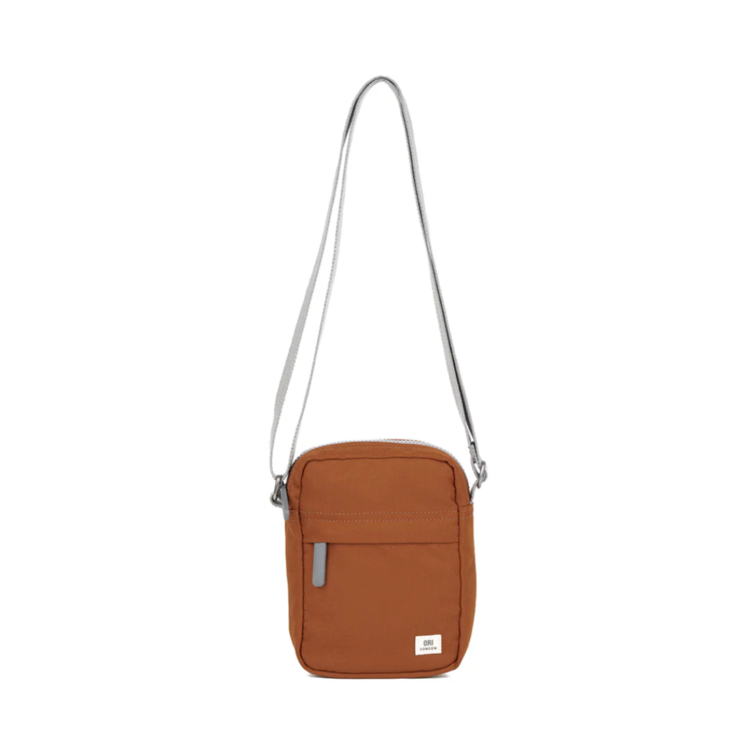 Give your phone, card, sunny’s and essentials their very own stylish way to be carried whilst you are on the move. This is the lightweight, urban accessory for you to travel light and ready! The Bond has a zipped outer pocket, an open outer back pocket and additional mesh pocket on the inside. This chunky crossbody is always by your side and fits nearly all mobile phones including the largest iPhone Max.