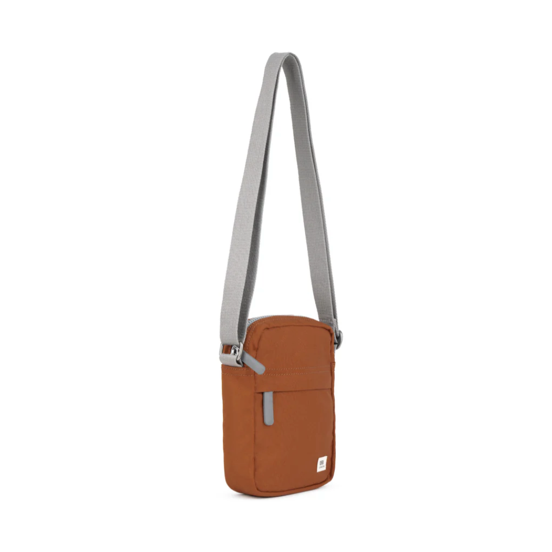 Give your phone, card, sunny’s and essentials their very own stylish way to be carried whilst you are on the move. This is the lightweight, urban accessory for you to travel light and ready! The Bond has a zipped outer pocket, an open outer back pocket and additional mesh pocket on the inside. This chunky crossbody is always by your side and fits nearly all mobile phones including the largest iPhone Max.