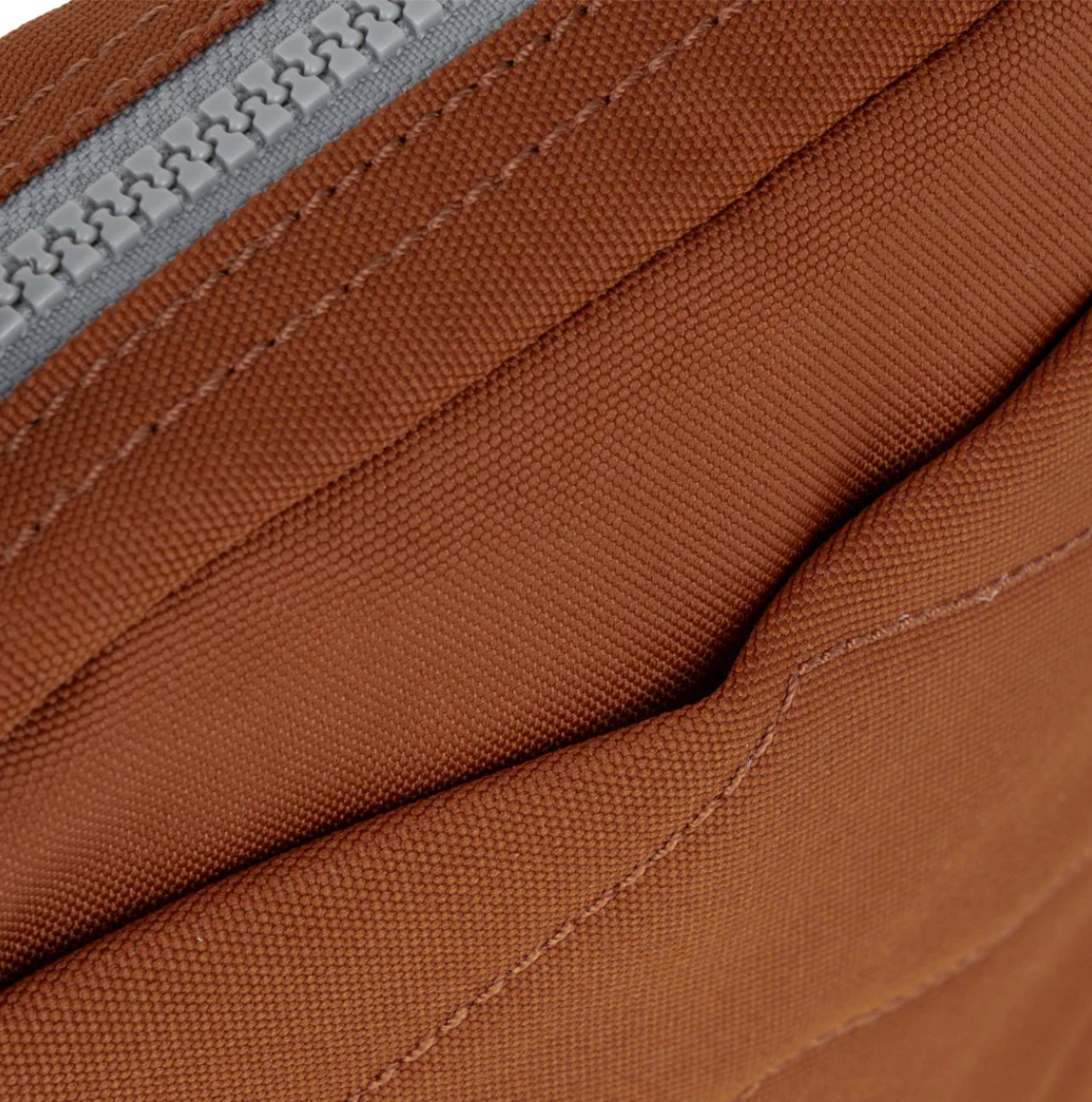 Give your phone, card, sunny’s and essentials their very own stylish way to be carried whilst you are on the move. This is the lightweight, urban accessory for you to travel light and ready! The Bond has a zipped outer pocket, an open outer back pocket and additional mesh pocket on the inside. This chunky crossbody is always by your side and fits nearly all mobile phones including the largest iPhone Max.
