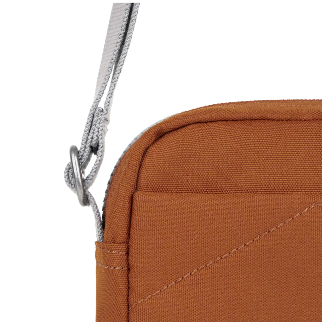 Give your phone, card, sunny’s and essentials their very own stylish way to be carried whilst you are on the move. This is the lightweight, urban accessory for you to travel light and ready! The Bond has a zipped outer pocket, an open outer back pocket and additional mesh pocket on the inside. This chunky crossbody is always by your side and fits nearly all mobile phones including the largest iPhone Max.