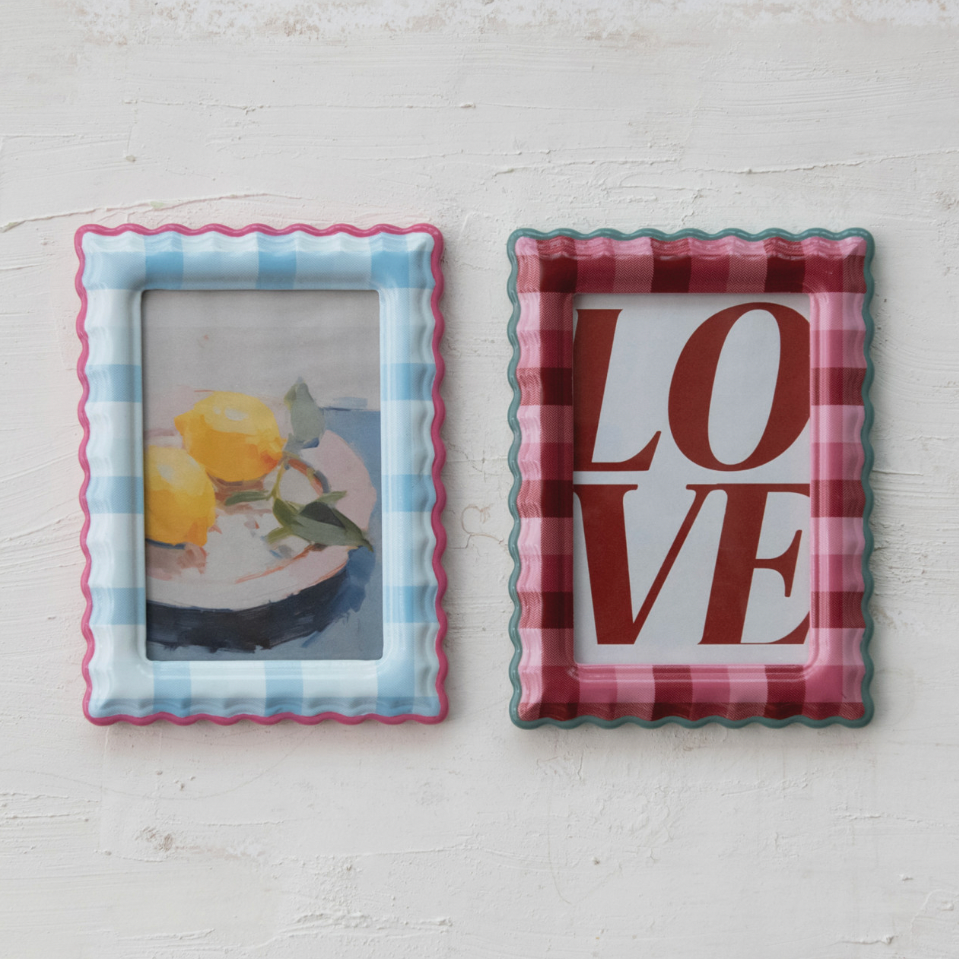 Scalloped Photo Frame w/ Plaid Pattern - Pink & Red Plaid
