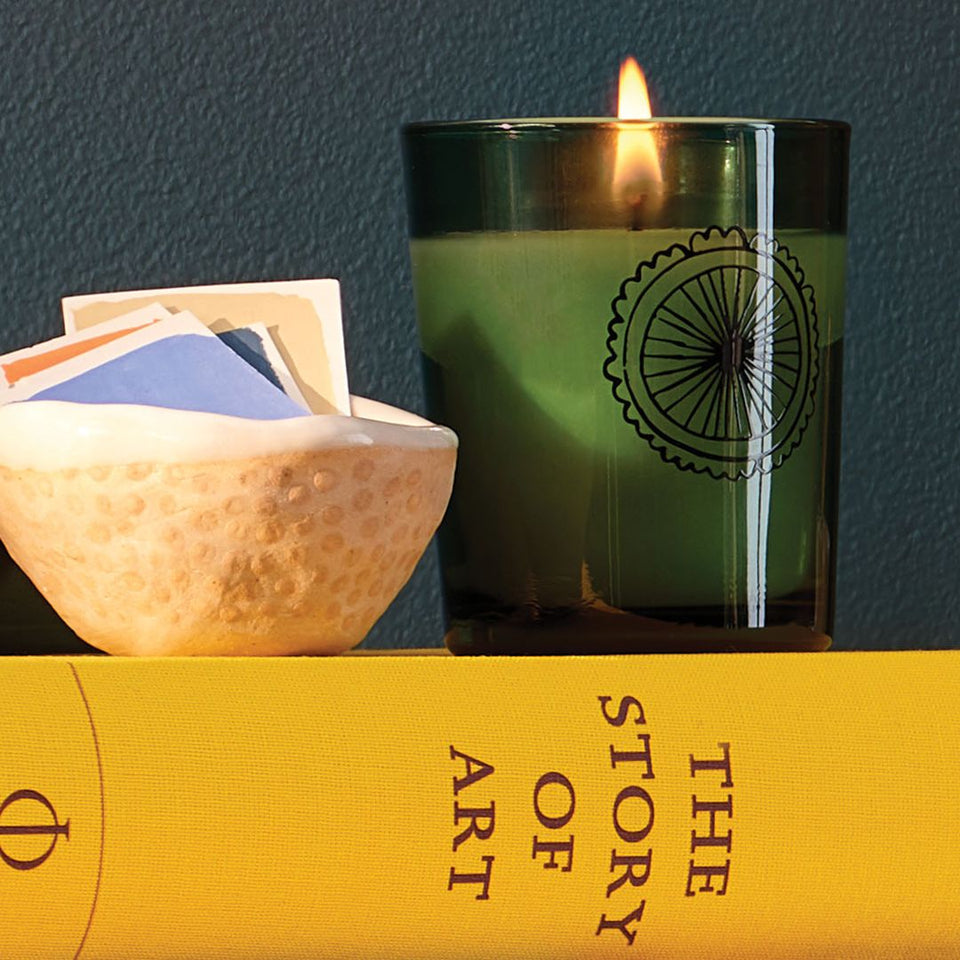 Candle Fragrance

A cloud of fog rolling in with soft mist, coastline calm, and woody vetiver.