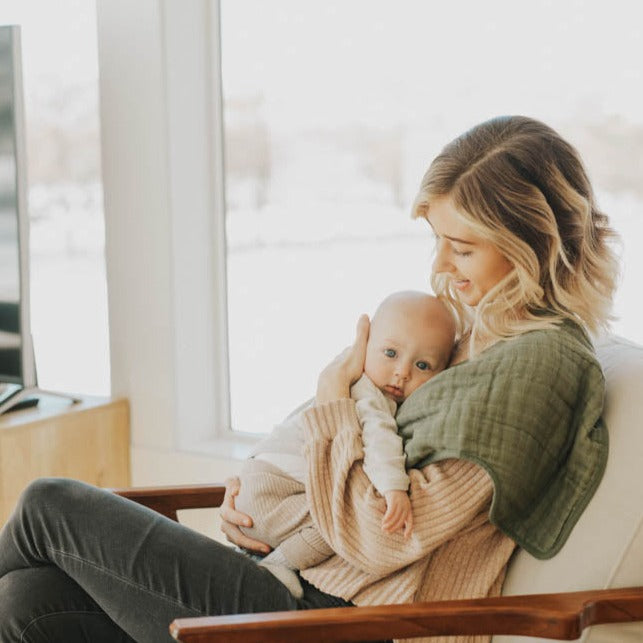 There's no use crying over spilled milk. With 4 absorbent layers of cotton muslin and an innovative shape, our burp cloth keeps you clean and dry while baby's snuggled tight.Cotton Muslin Burp Cloth 2 Pack - Fern  