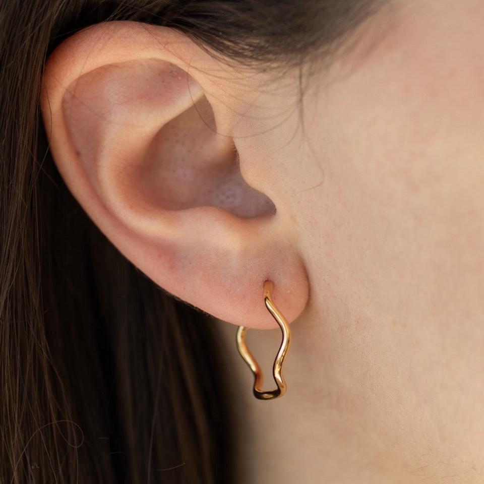 HAILEY WAVY HOOP EARRINGS IN GOLD