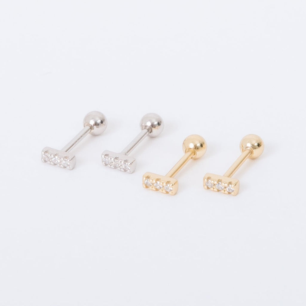 Freaking cute and freaking tiny three diamond line. 14k Gold Filled over 925 Sterling Silver. 6 mm in height. Perfect for multiple piercings. Diamond is cubic zirconia. Hypoallergenic. Anti tarnish. Perfect for sensitive ears
