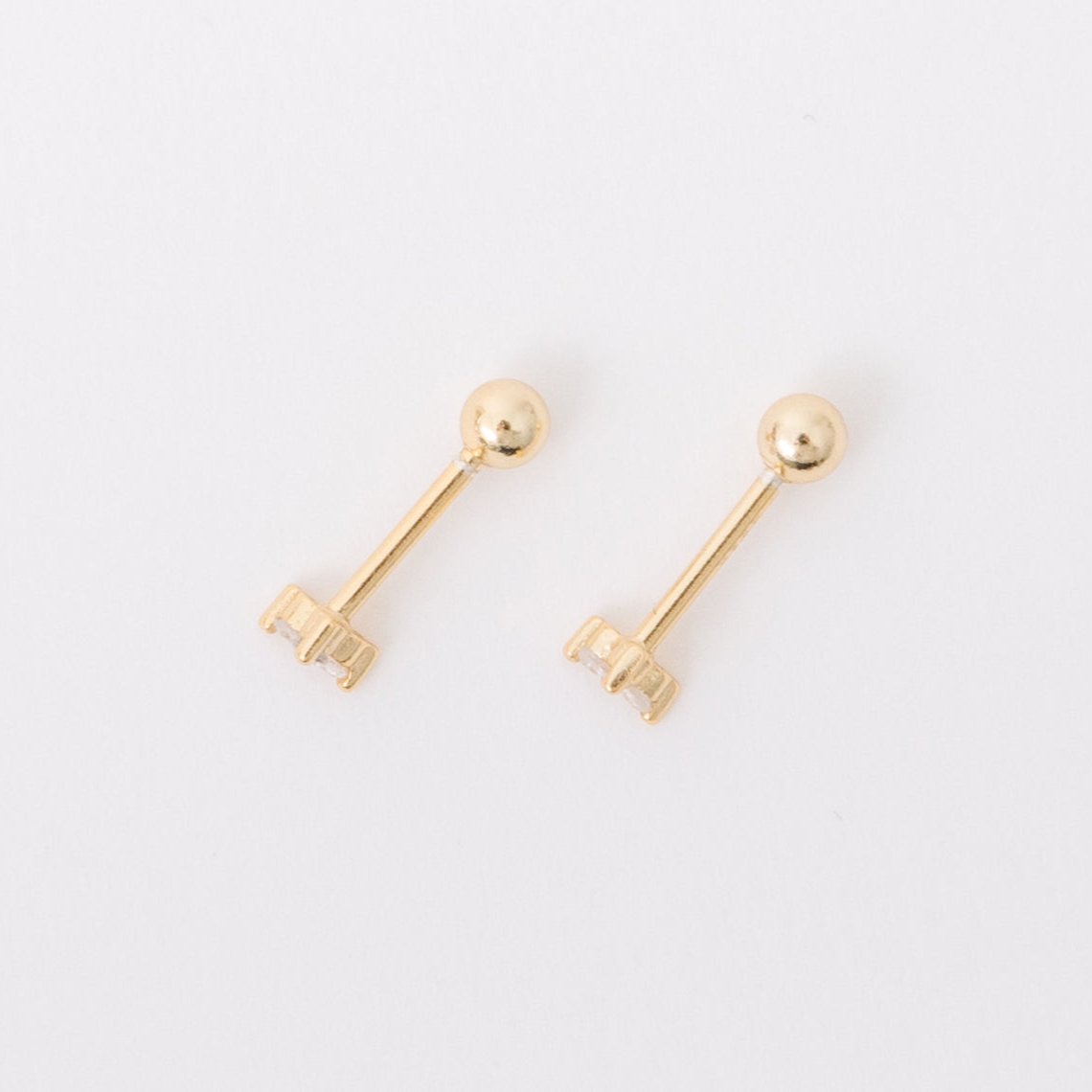 Freaking cute and freaking tiny three diamond cluster. 14k Gold Filled over 925 Sterling Silver. 6 mm in height. Perfect for multiple piercings. Diamond is cubic zirconia. Hypoallergenic. Anti tarnish. Perfect for sensitive ears