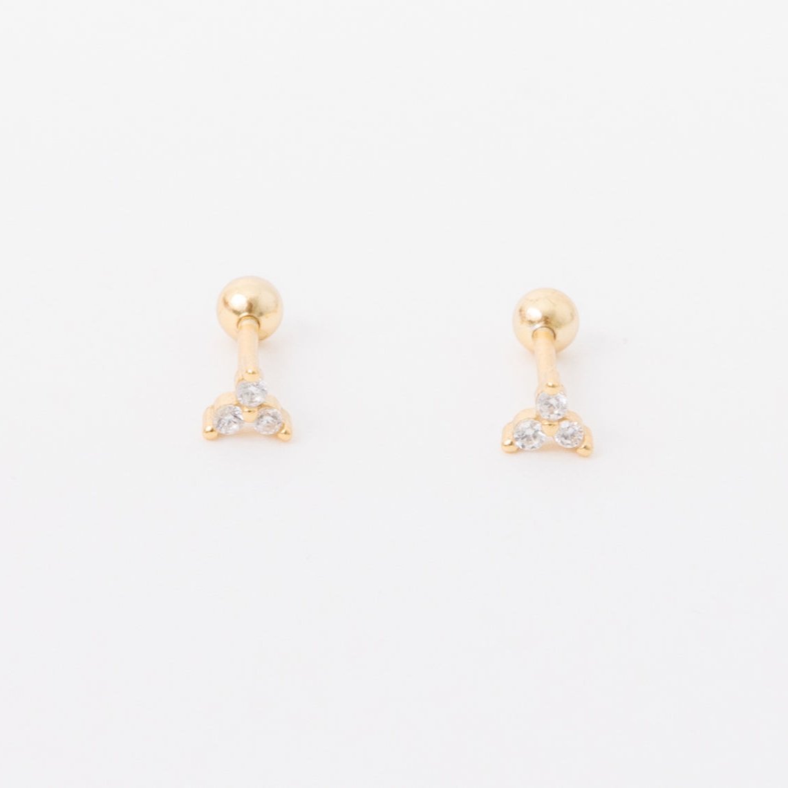 Freaking cute and freaking tiny three diamond cluster. 14k Gold Filled over 925 Sterling Silver. 6 mm in height. Perfect for multiple piercings. Diamond is cubic zirconia. Hypoallergenic. Anti tarnish. Perfect for sensitive ears