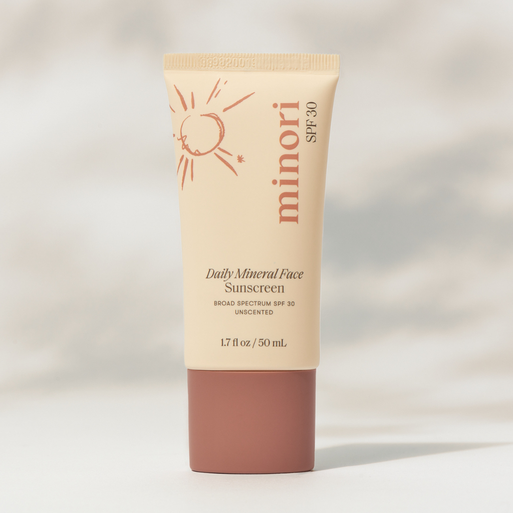 The Daily Mineral Face Sunscreen formula is moisturizing and non-greasy. It gives a slightly matified, pore-smoothing finish. Perfect as a makeup primer. Is it tinted? No, It's not - the universal banana "tint" instantly blends out on all skin tones. Instead of having a white base, this universal tint cuts out any possible hint of whitecase and is 100% invisible on all skin tones.