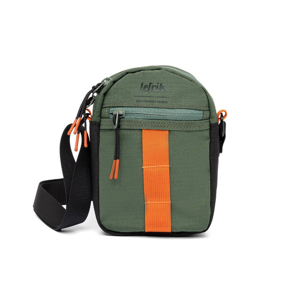 This new crossbody offer jan will accompany you through any adventure. an urban, modern Look with contrasted webbing. main zipped compartment and front pocket, and a crossbody Strap in webbing.