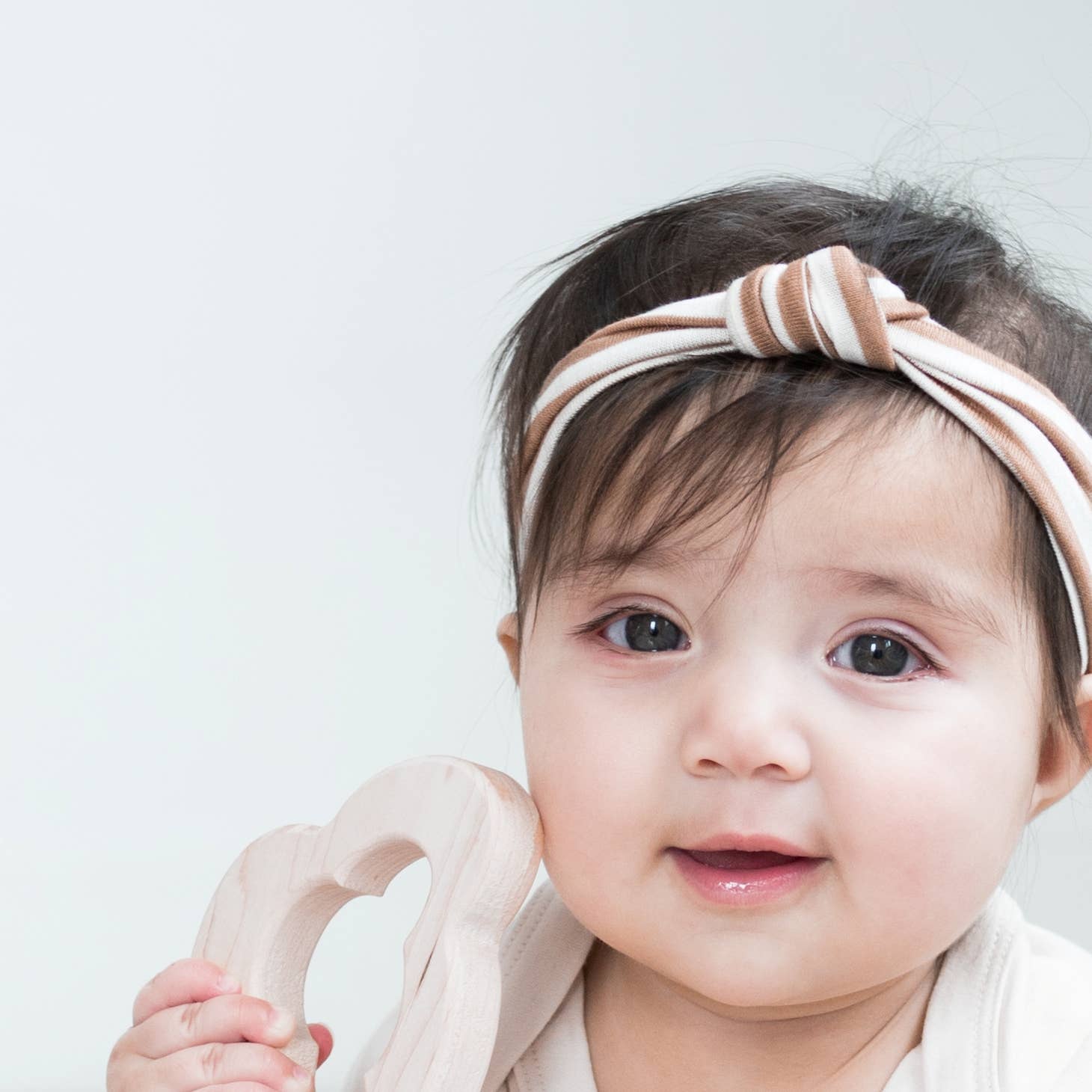 This grasping toys are made from American hardwood maple, naturally antibacterial, non-splintering. light weight and perfect for tiny hands to hold, you can also toss them in the fridge or freeze so they are extra soothing on little gums. Cloud shape.