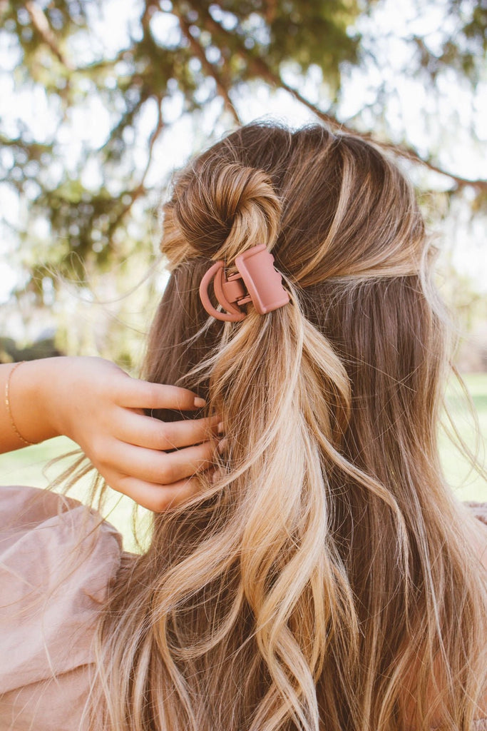 Effortlessly tame your hair with the Wren Claw Clip in mauve. This 1.5 inch clip adds a playful touch to your look while keeping your hair in place. No fuss, just effortless style.