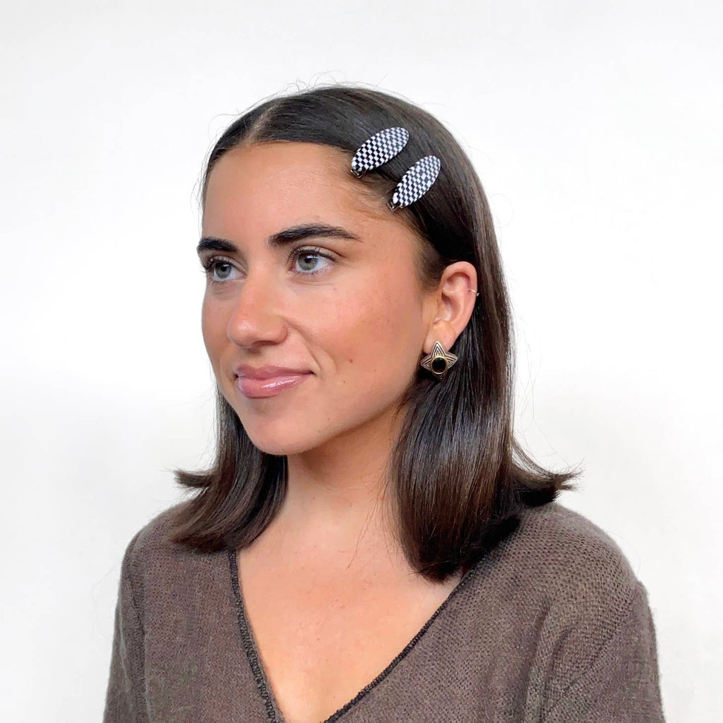 A perfect pair of alligator clips in black & white checkers. Small metal teeth provide a strong hold with no snag. Ideal for all hair types and lengths. Great for taming bangs and flyaways