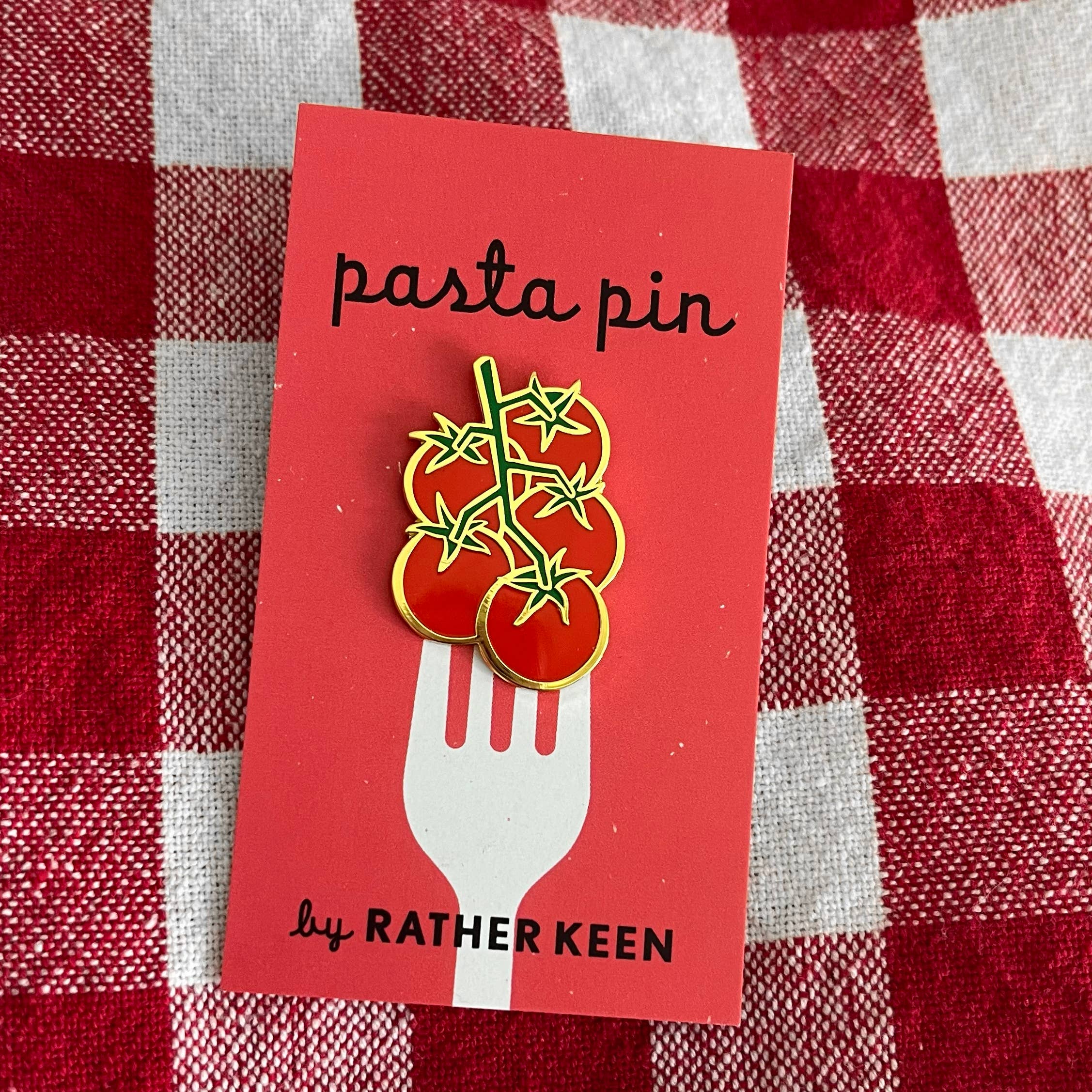 An enamel lapel pin depicting a vine of tomatoes—a perfect summer addition to your jean jacket or bag!

Details:

7/8 x 1.25 inch (22 x 34 mm)
gold-tone metal
Comes mounted on a display card with a rubber clasp