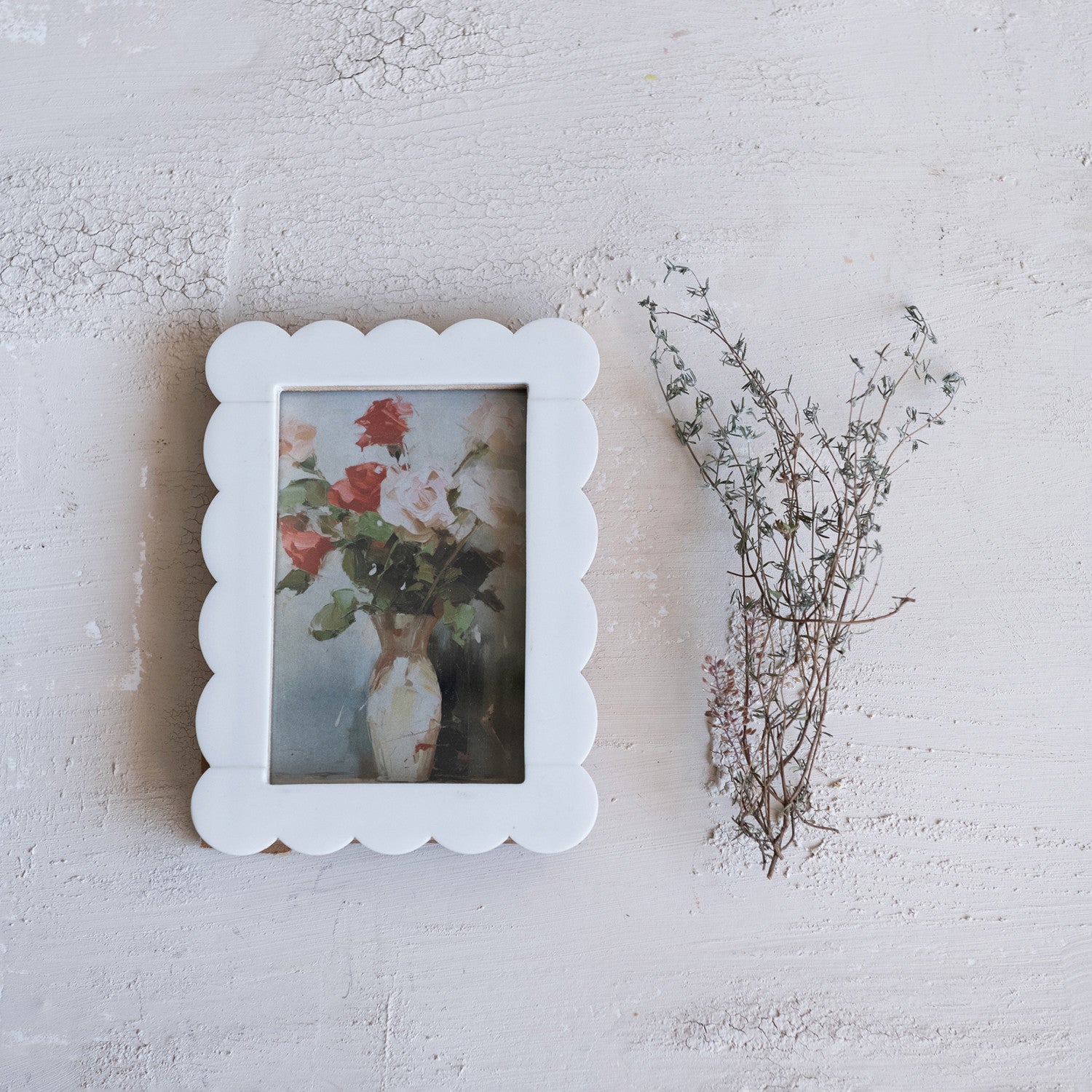 White Resin Scalloped Photo Frame