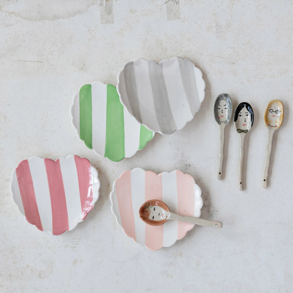 Spice up your cooking with this hand-painted stoneware spoon! Expressing personality with a playful face, this spoon adds charm and uniqueness to your kitchen tools. Perfect for stirring a little fun into your dishes.