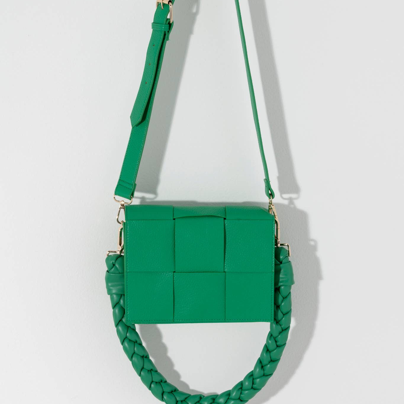 Sport your summer style with Shiraleah's Verona Shoulder Bag. Made from durable woven pebble grain PU, this purse can take your style from day to night with the switch of a handle. You can easily interchange between the braided single handle and adjustable cross-body strap.
