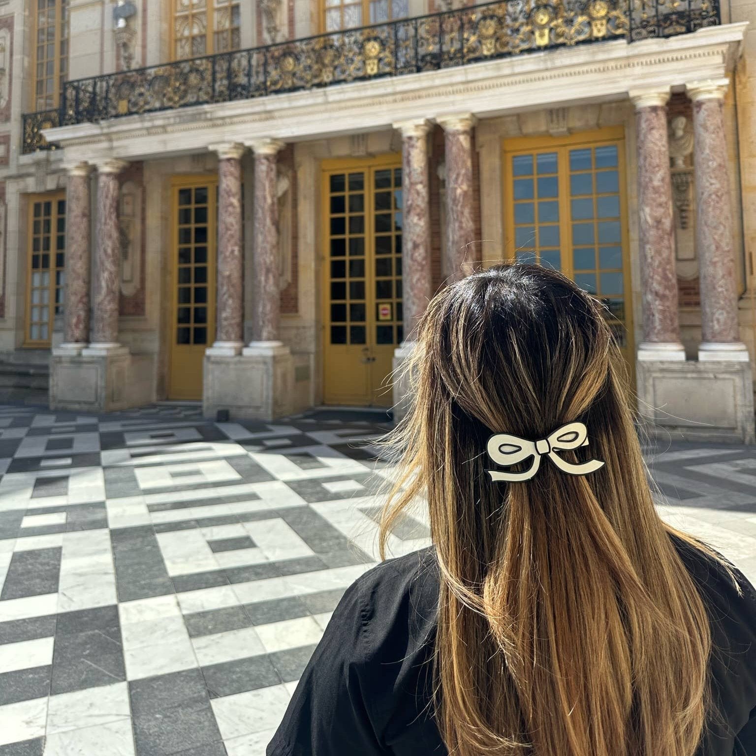 Accent any hairstyle with our handmade French barrette clip! Crafted from elegant acetate, this hard bow design is perfect for adding a touch of sophistication. Its claw style ensures a secure hold, while the white color with black edges adds a bold contrast.

Carefully crafted from cellulose acetate, an eco-friendly, biodegradable material made from recycled wood pulp.