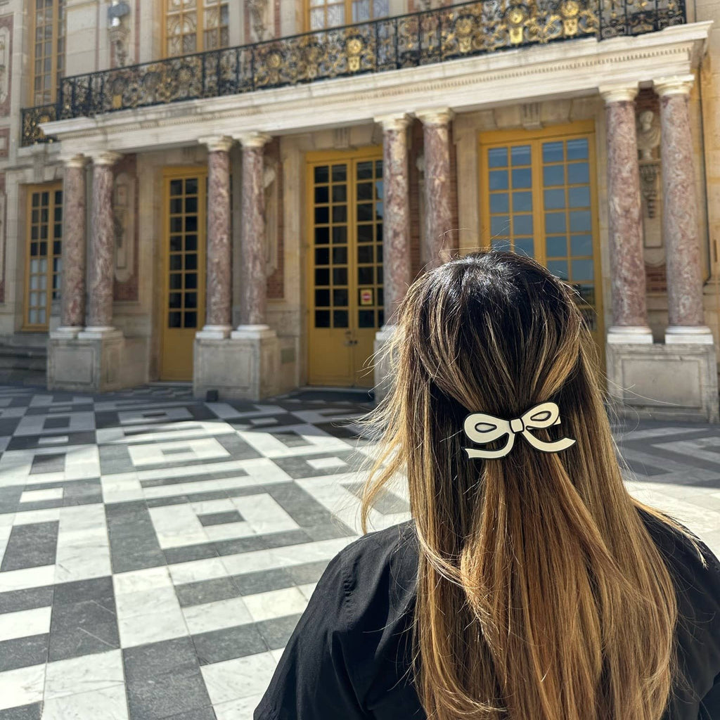 Accent any hairstyle with our handmade French barrette clip! Crafted from elegant acetate, this hard bow design is perfect for adding a touch of sophistication. Its claw style ensures a secure hold, while the white color with black edges adds a bold contrast.

Carefully crafted from cellulose acetate, an eco-friendly, biodegradable material made from recycled wood pulp.